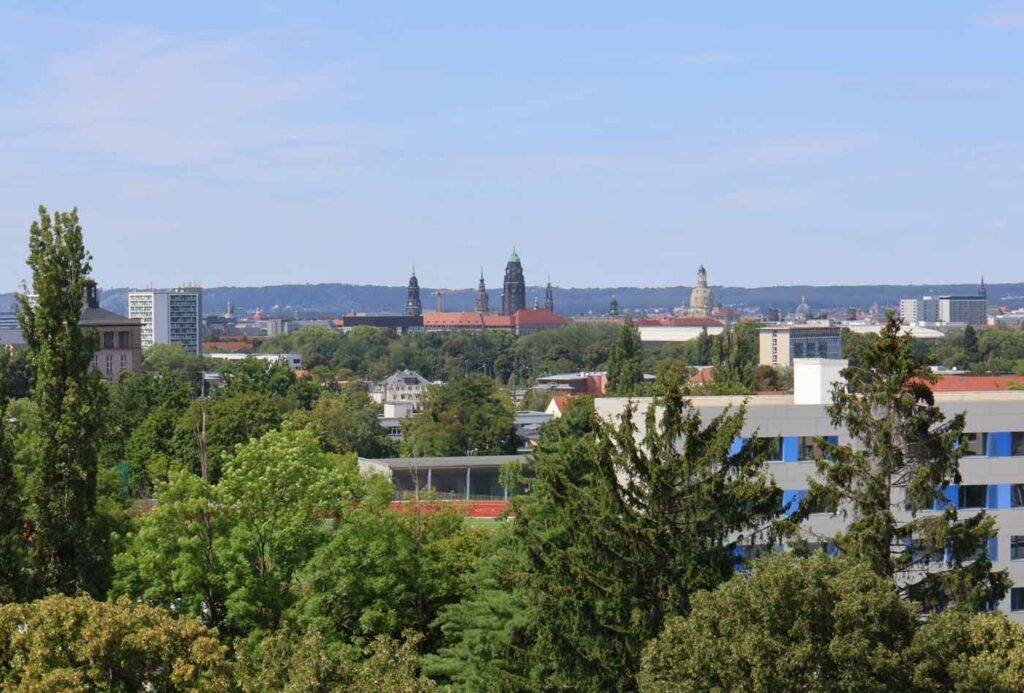 Panorama Blick ueber Dresden mit Altstadt-Silhouette und gruenem Park, gesehen vom Studentenwohnheim Hildebrandstrasse