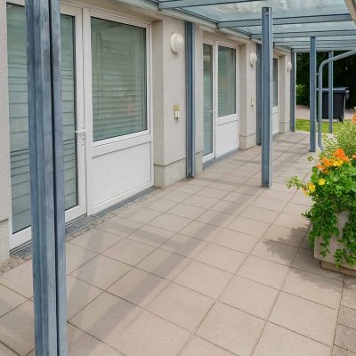 Ueberdachte Terrasse im Erdgeschoss des Studentenwohnheims Hildebrandstrasse mit Pflanzkuesten