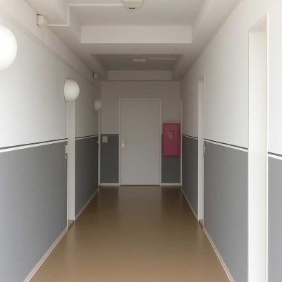 Langer heller Flur mit grauen Wänden und Türen im Studentenwohnheim Hildebrandstraße Dresden