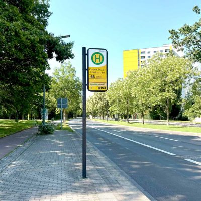 Bushaltestelle vor dem Studentenwohnheim Hildebrandstraße Dresden mit Linienhinweis und Grünstreifen