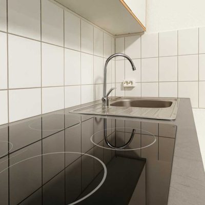 Detailansicht von Kochfeld und Spüle in der Gemeinschaftsküche des Studentenwohnheims Hildebrandstraße Dresden