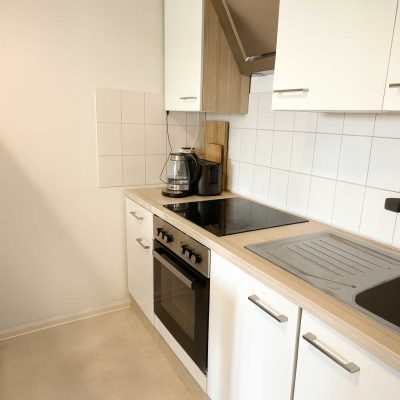 Einbauküche mit Herd, Ofen und Kaffeemaschine im Studentenwohnheim Hildebrandstraße Dresden