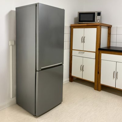 Kühlschrank und Küchenmöbel mit Mikrowelle im Studentenwohnheim Hildebrandstraße Dresden
