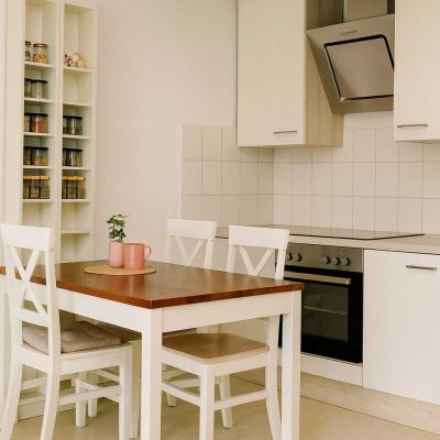 Gemütliche Küche mit Holztisch, Stühlen und Einbauherd im Studentenwohnheim Hildebrandstraße Dresden