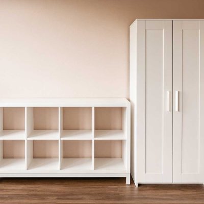 Weißes Regal mit Fächern und Kleiderschrank auf Holzboden im möblierten Studentenapartment der Hildebrandstraße Dresden