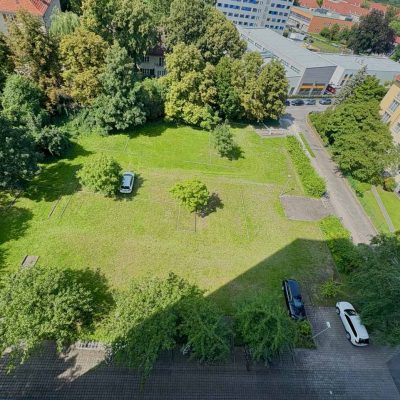 Blick von oben auf den grünen Innenhof mit Parkplätzen des Studentenwohnheims Hildebrandstraße Dresden