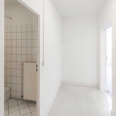 Heller Flur mit Zugang zum Bad im Studentenwohnheim Hildebrandstraße Dresden