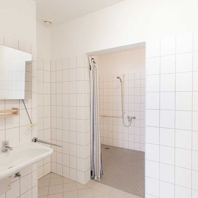 Geräumiges Bad mit ebenerdiger Dusche und Waschbecken im Studentenwohnheim Hildebrandstraße Dresden
